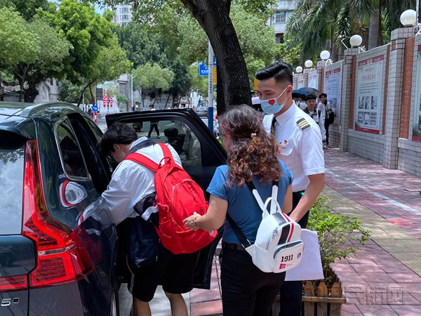 6月7日-9日,南航飞行员利用休息时间,驾驶私家车参与爱心送考2_副本.jpg