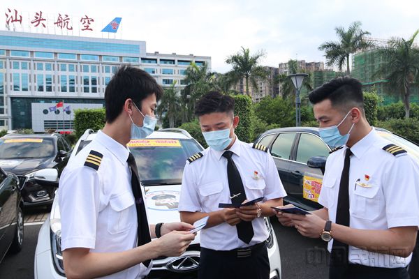 飞行员进行“航前”准备,互相查验驾驶证、健康码等_副本.jpg