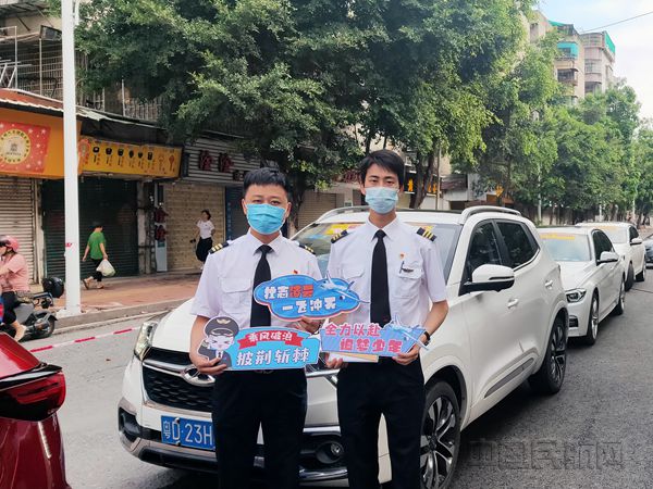 南航飞行员在考场外为高考学子加油打气_副本.jpg