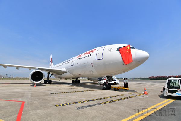 在深圳机场准备出港的东航“客改货”国际航班-东航供图_副本.jpg