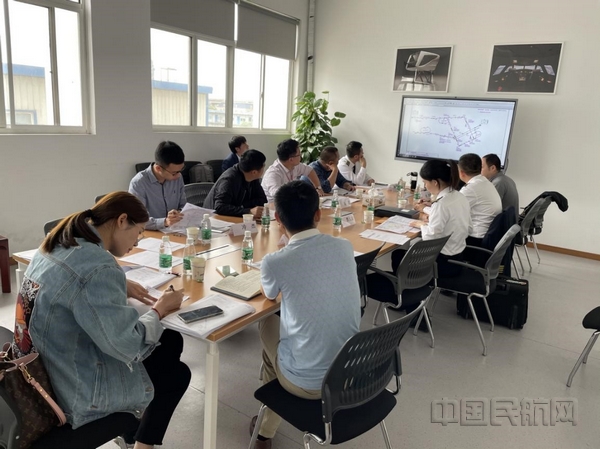 nEO_IMG_图为相关单位召开实施模拟机验证前讲评会