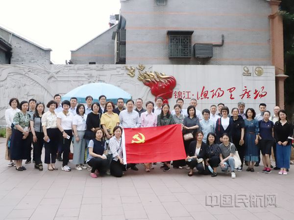 东航商务委党员赴渔阳里等上海红色地标“打卡”进行现场沉浸式学习-东航商务委供图_副本.jpg 东航商务委党员赴渔阳里等上海红色地标“打卡”进行现场沉浸式学习-东航商务委供图_副本.jpg