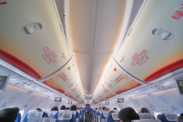 山航暑期增开29条航线——搭建“红色空中走廊”，让更多旅客打卡“红色经典”。 谷巍 王佩阳 摄_副本.jpg