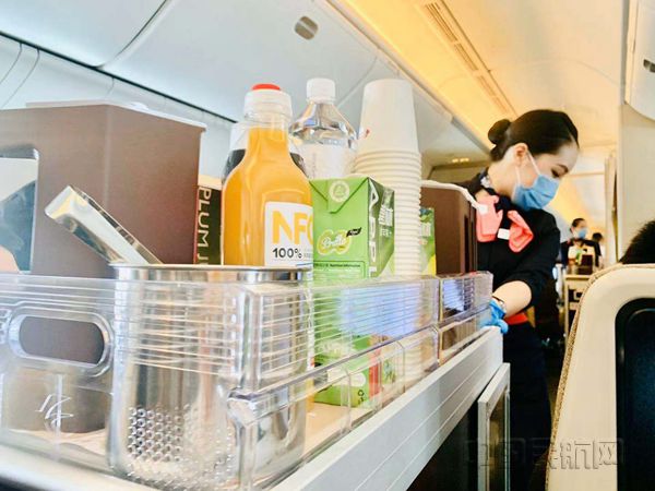东航经济舱饮品即将扩容-东航客户委供图_副本.jpg 东航经济舱饮品即将扩容-东航客户委供图_副本.jpg
