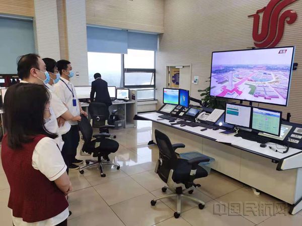 3.国航运控中心员工在AOC大厅收看庆祝直播。高尚滨摄_副本.jpg