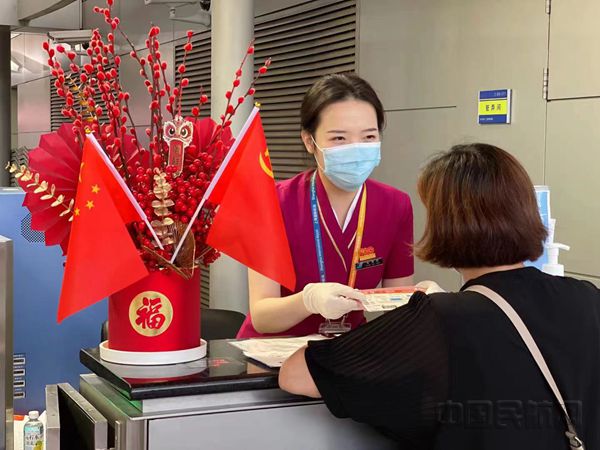 南航上海的地服人员细心为旅客办理登机手续_副本.jpg 南航上海的地服人员细心为旅客办理登机手续_副本.jpg