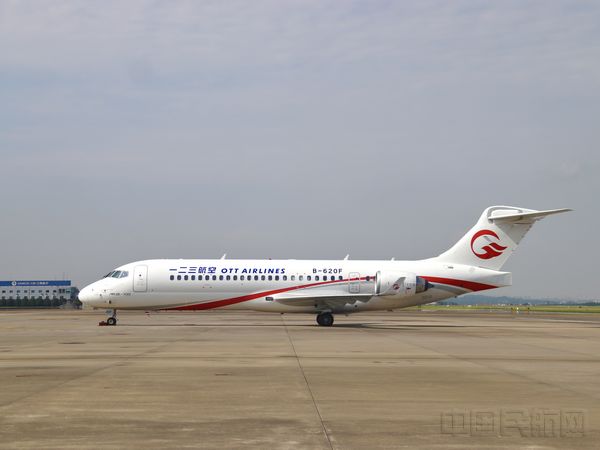 东航旗下一二三航空国产arj飞机首航南昌浦东航线