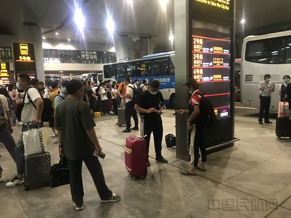 受持续强降雨影响,郑州机场大量航班取消,大批旅客滞留-东航供图_副本.jpg 受持续强降雨影响,郑州机场大量航班取消,大批旅客滞留-东航供图_副本.jpg