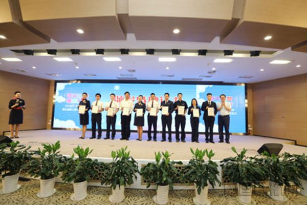 中国东航全国劳动模范、上海市劳动模范李文丽等10位先进劳模获中福会“少儿航空飞天计划”校外辅导员聘书_副本.jpg 中国东航全国劳动模范、上海市劳动模范李文丽等10位先进劳模获中福会“少儿航空飞天计划”校外辅导员聘书_副本.jpg