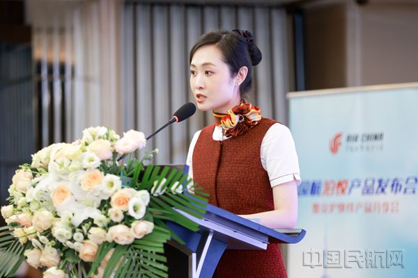 国航工作人员介绍“泊悦”产品-国际上海分公司供图_副本.jpg