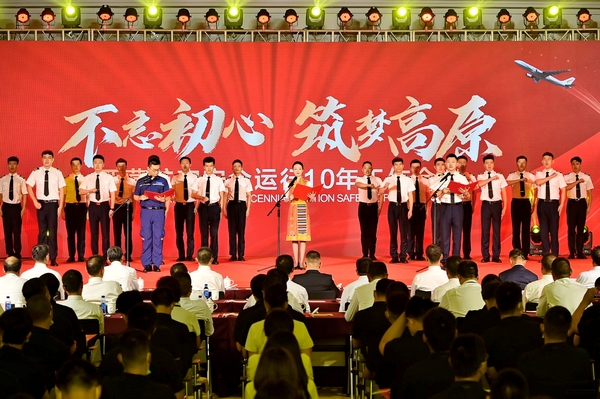 nEO_IMG_3诗朗诵《忠诚与信仰》