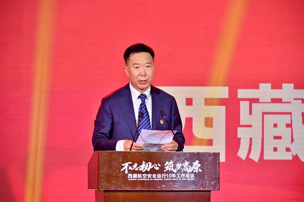 nEO_IMG_8西藏自治区人民政府副秘书长高宝军宣读自治区人民政府表彰决定