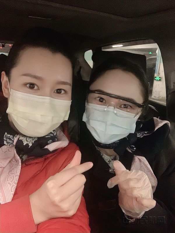 张琪（左）在“爱心车队”中搭载同事_副本.jpg