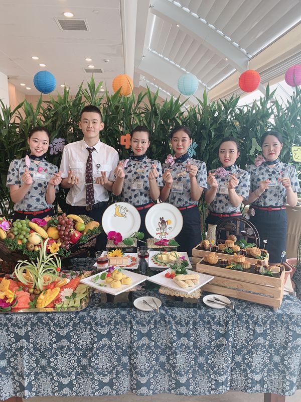 张琪（左三）与同事们合影_副本.jpg