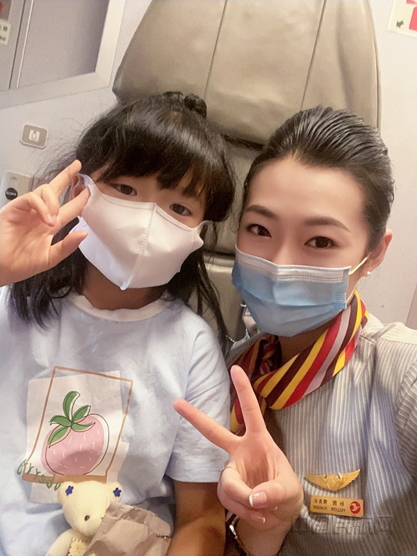 图三 孙茜与小朋友_副本.png 图三 孙茜与小朋友_副本.png