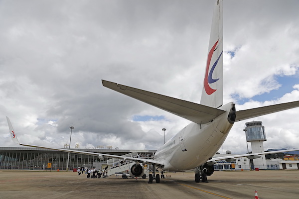 乘坐东航帮扶航线的航班旅客在沧源机场登机-东航供图.jpg 乘坐东航帮扶航线的航班旅客在沧源机场登机-东航供图.jpg