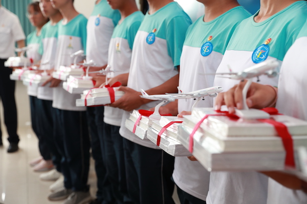 东航志愿者向帮扶地区孩子们赠书,鼓励学生发奋学习-东航供图.jpg 东航志愿者向帮扶地区孩子们赠书,鼓励学生发奋学习-东航供图.jpg