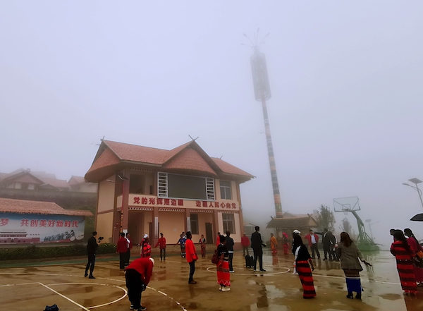 沧源自治县永和国门新村的当地同胞载歌载舞庆祝东航援建的乡村振兴大讲堂开工-钱擘摄.jpg 沧源自治县永和国门新村的当地同胞载歌载舞庆祝东航援建的乡村振兴大讲堂开工-钱擘摄.jpg