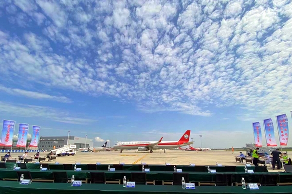 nEO_IMG_川航黑龙江分公司配合哈尔滨市政府和哈机场开展涉疫特情应急处置演练 (3).jpg