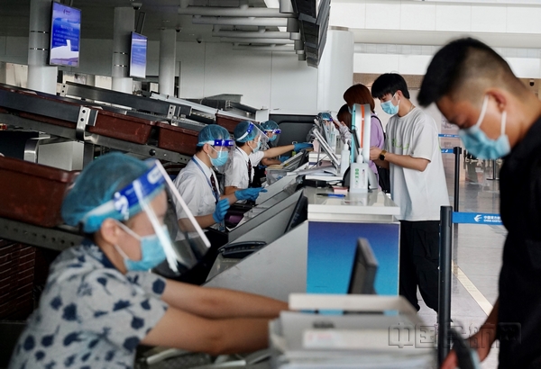 nEO_IMG_东航武汉地服人员为旅客核对出行信息和资料-东航武汉供图.jpg nEO_IMG_东航武汉地服人员为旅客核对出行信息和资料-东航武汉供图.jpg