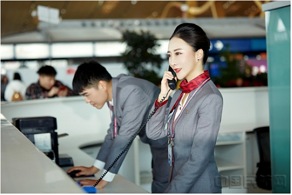 现场保障室工作人员是湖南航空向广大旅客展示"真情服务"的第一个窗口