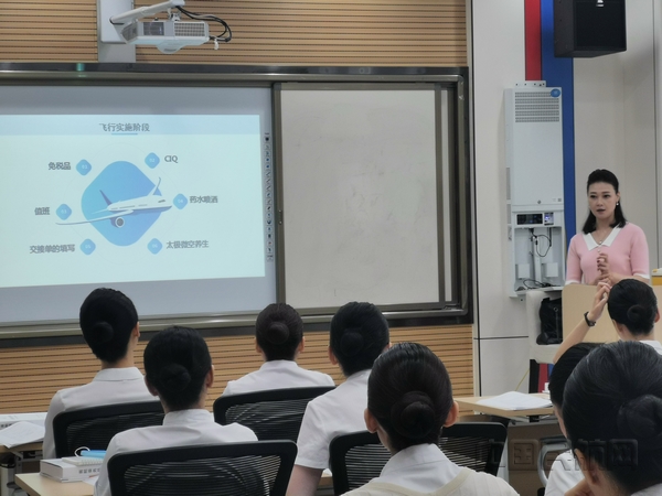 nEO_IMG_资深教员在授课