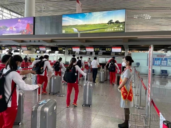 nEO_IMG_图一 运动员们在天津航空值机柜台办理值机