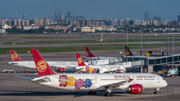 图为由波音787与空客A320系列飞机组成的吉祥航空高效率运营机队_副本.jpg 图为由波音787与空客A320系列飞机组成的吉祥航空高效率运营机队_副本.jpg