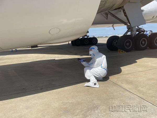 在浦东机场机坪，顶着”秋老虎“在中秋为外航航班开展保障的东航技术闭环团队工作人员-东航技术供图_副本_副本.jpg