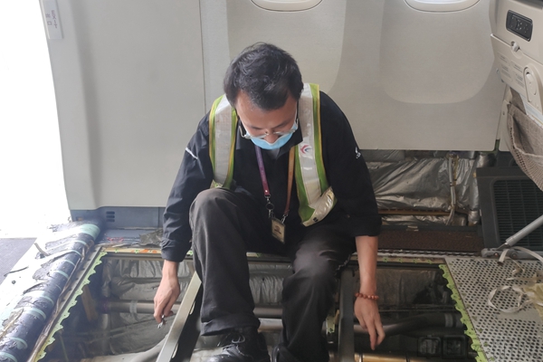 孙一帆在狭窄空间中徒手作业.jpg 孙一帆在狭窄空间中徒手作业.jpg