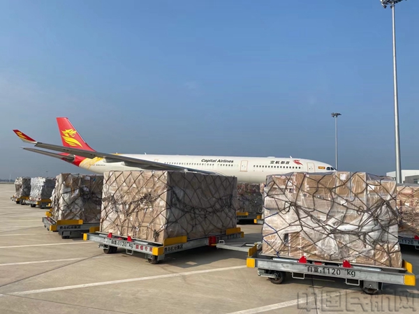 图片4首都航空助力复工复产 青岛=温哥华客改货包机起航.jpg