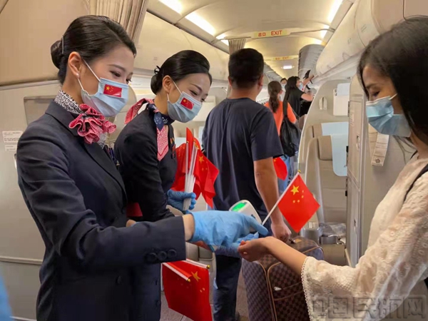 乘务员为旅客们准备的国旗妆点国庆佳节的旅途.jpg 乘务员为旅客们准备的国旗妆点国庆佳节的旅途.jpg