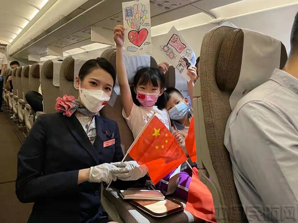 东航乘务员与航班小旅客一同庆祝国庆.jpg