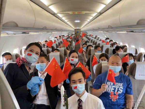 东航空勤党员和旅客们挥舞国旗庆祝国庆.jpg 东航空勤党员和旅客们挥舞国旗庆祝国庆.jpg