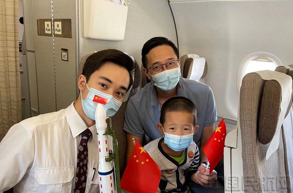 飞赴西昌的航班上,乘务员们准备了航天模型,激起了小旅客的兴趣.jpg 飞赴西昌的航班上,乘务员们准备了航天模型,激起了小旅客的兴趣.jpg
