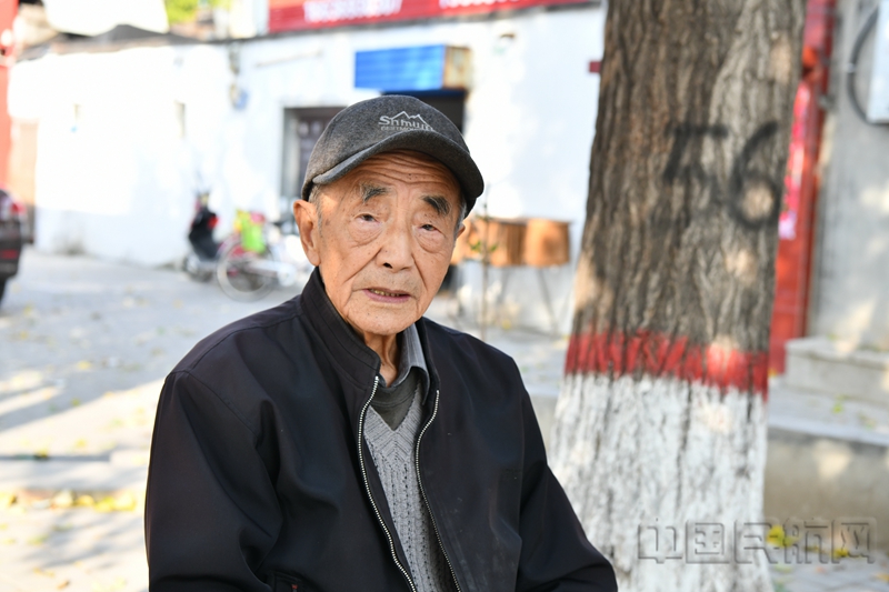 水印 杨澎在街边的小石凳前留影 杨慧明摄5