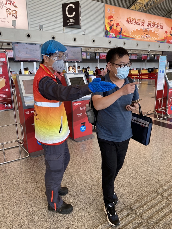 附图1:海航工作人员热情引导旅客乘机.jpg