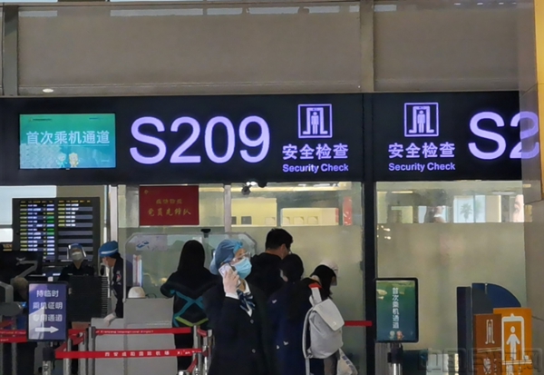 附图2:“首乘通道”让旅客快速通过安检.jpg