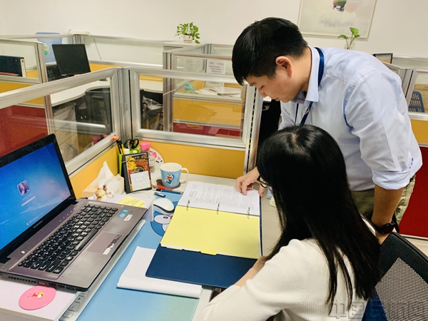 图2 邓锐在仔细核对工作事项.jpg