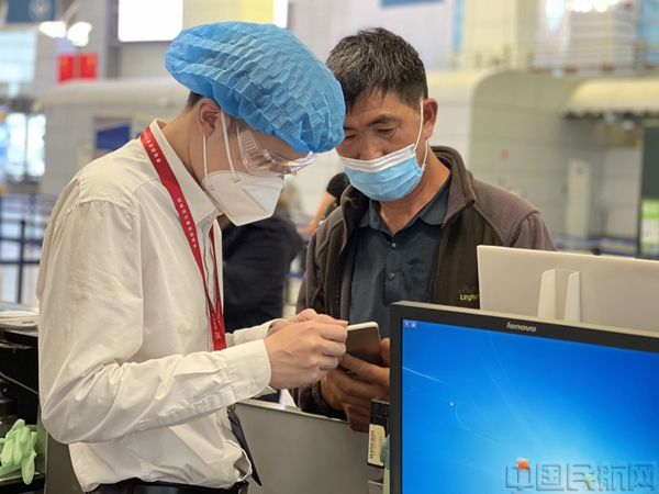 附图1:地面服务人员耐心协助年长旅客申请防疫健康码(摄 朱思思).jpg 附图1:地面服务人员耐心协助年长旅客申请防疫健康码(摄 朱思思).jpg