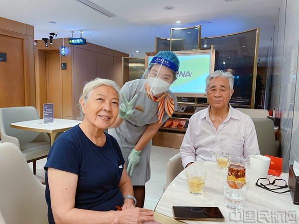 附图2:贵宾室服务人员为年长旅客提供贴心服务(摄 朱思思).jpg 附图2:贵宾室服务人员为年长旅客提供贴心服务(摄 朱思思).jpg