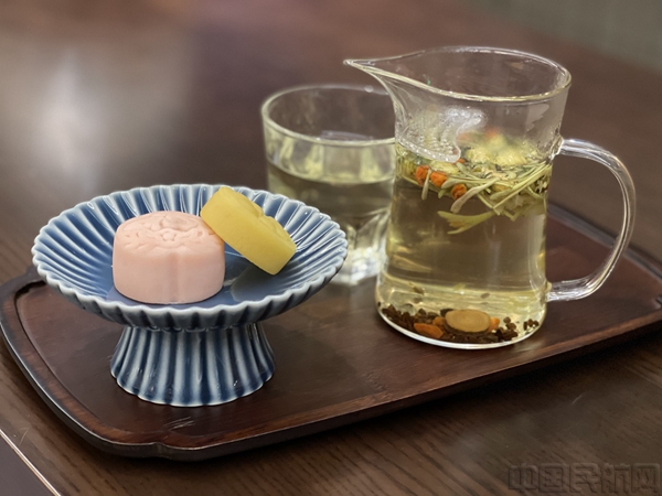 附图4:特色点心搭配菊花枸杞茶(摄 朱思思).jpg 附图4:特色点心搭配菊花枸杞茶(摄 朱思思).jpg