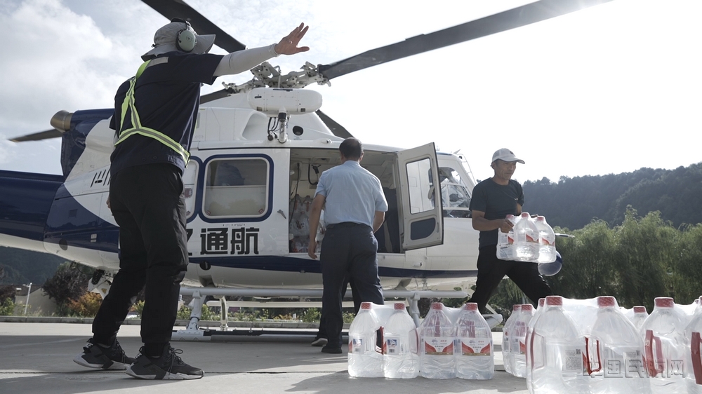nEO_IMG_救灾物资通过直升机运送至受灾现场空地