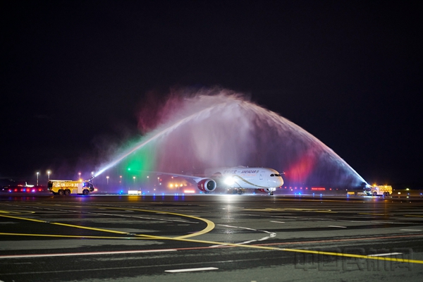 水印 图为吉祥航空787首航赫尔辛基,落地后受到当地最高水门欢迎礼遇2.jpg