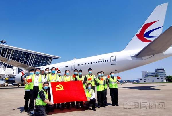 nEO_IMG_东航党员带头做好航班保障-东航供图