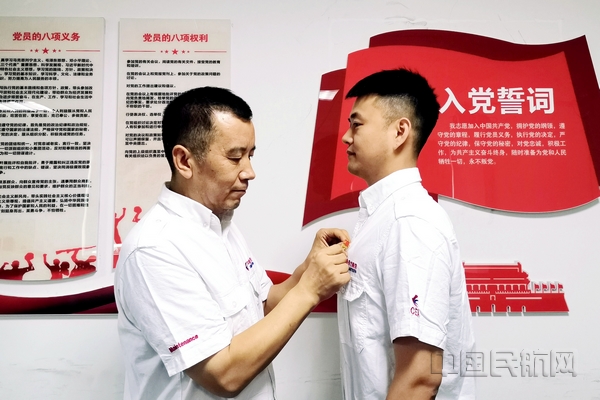 nEO_IMG_东航机务新老党员做好传承-东航供图