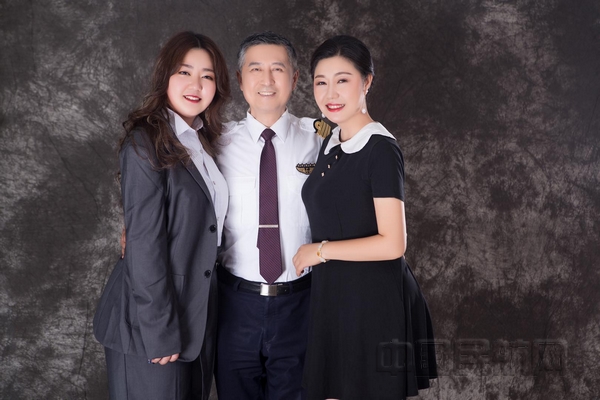 nEO_IMG_幸福之家(左:女儿 中:肖建森 右:爱人)