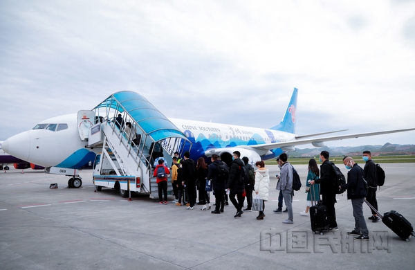 nEO_IMG_旅客乘坐南航“贵州号”出行
