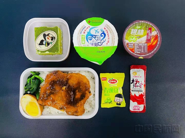 “进宝慕斯蛋糕”亮相东航客舱-东航供图_副本.jpg “进宝慕斯蛋糕”亮相东航客舱-东航供图_副本.jpg