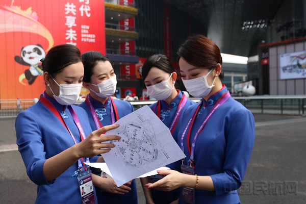 冲刺进博服务保障的东航凌燕礼仪志愿者-东航供图_副本.jpg 冲刺进博服务保障的东航凌燕礼仪志愿者-东航供图_副本.jpg